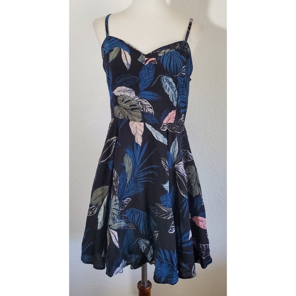 Talula Aritzia Lipinski Fit & Flare Mini Dress in Feather Leaf Print Size 10